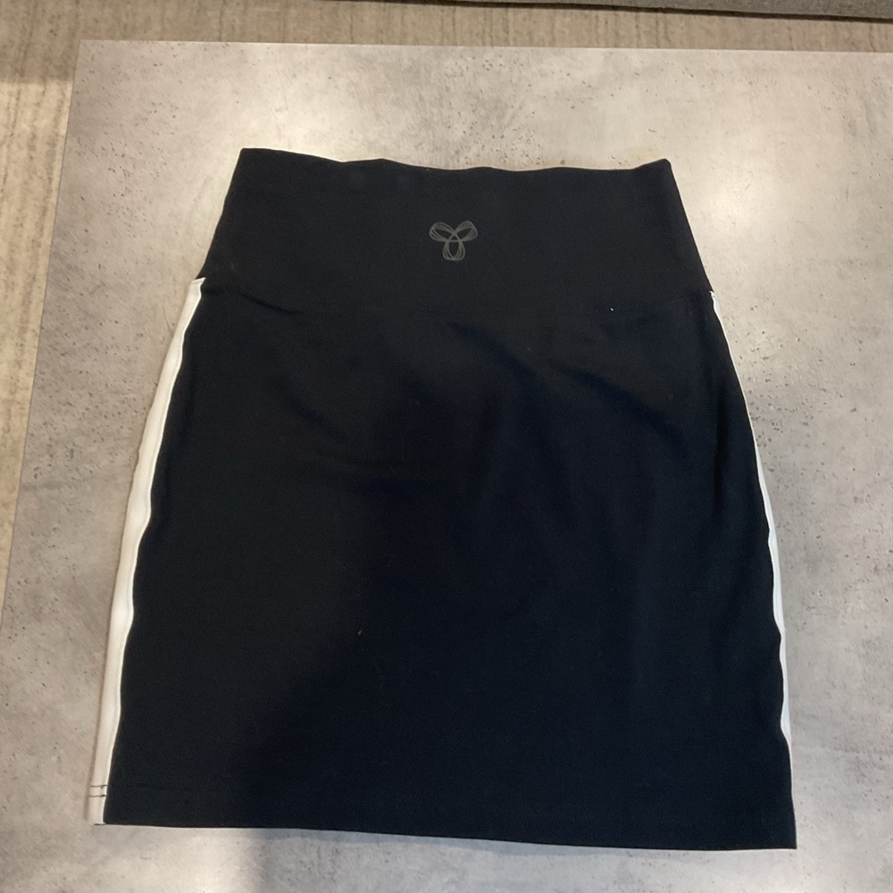 ARITZIA TNA deep black with white stripe active mini skirt with stretch